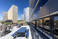 Sleek 2BR Downtown Retreat with Gym - Ferienwohnung