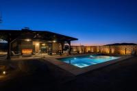 B&B Landers - Escondite: Modern Desert Hideout w Pool + Spa - Bed and Breakfast Landers