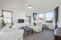 B&B Minehead - Bright Apartment w Parking & Distant Sea Views - Bed and Breakfast Minehead