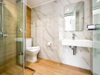 Basic Double or Twin - Small Window