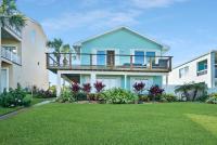 Ocean Views Retreat! Renovated Apt with Beach Bikes! - Bed and Breakfast
