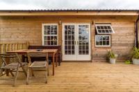 Off grid chalet . HOT TUB & SAUNA. Kid friendly. - Bed and Breakfast