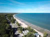 B&B Oscoda - Beach Club of Oscoda Beach House on Lake Huron - Bed and Breakfast Oscoda