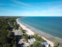 Beach Club of Oscoda Garden Cottage on the Lake - B&B