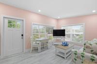 Charming Suite with Balcony and Bikes in Historic Sandpiper Inn - B&B Sanibel