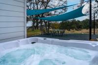 B&B Fredericksburg - RelaxStation Gas Station Home plus hot tub - Bed and Breakfast Fredericksburg