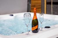 Designer Family Escape Hot Tub Steps to Beach - B&B East Wittering