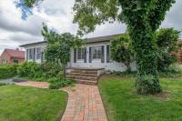 Benview Cottage - CBD, Sleeps 8, Pizza Oven - B&B Orange
