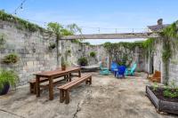 Urban 3 bedroom Local Art Filled Frenchman Oasis - B&B Nueva Orleans