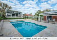 B&B Dubbo - Deluxe Entertainer - Pool, Close to CBD - Bed and Breakfast Dubbo