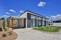 The Elm Apartments - The Cowhide Room - B&B Orange