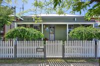 Autumn Leaf Cottage - Close to CBD, Heritage Charm - Bed and Breakfast