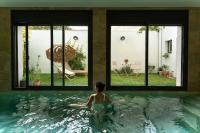 Loft con piscina climatizada de agua salada y parking en el centro de Figueres - Bed and Breakfast