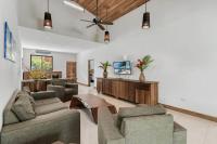 Stylish 3-Bedroom Tropical Escape with Pool & Outdoor Living, 1 Block from Playa Potrero - Chambres d'hôtes Potrero