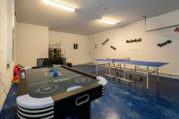 Gorgeous 7BR Villa w Pool Games Resort Access - Chambres d’hôtes