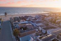 B&B Newport Beach - Surfrider II by AvantStay Walk to the Beach Balcony - Bed and Breakfast Newport Beach