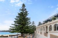 Modern 1BR Abode with Courtyard Steps to the Beach - Bed and Breakfast