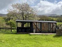 B&B Crickhowell - 1 Bed converted Railway Wagon near Crickhowell - Bed and Breakfast Crickhowell