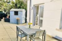 Marina Waves Apartment- Brighton, free parking, patio, ground-floor holiday home, sleeps 3 - Ferienwohnung