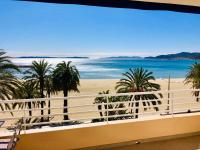 Appartement T3 lumineux traversant totalement neuf en face de la plage Front de mer vue sur les iles Vue mer panoramique assurée Résidence de la plage centre ville du Lavandou 3eme étage avec ascenseur Appartement T3 - Ferienwohnung Le Lavandou