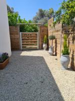 Lemonia Apartment with yard - B&B Pitsídia