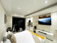 B&B Johannesburg - Luxury Apartment in Sandton City, SA Sandton Skye Hotel Suites - Bed and Breakfast Johannesburg