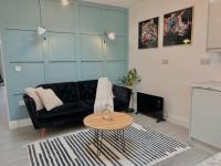 B&B Birmingham - Vibrant Bungalow 2 Bedroom Flat with secure private parking - Bed and Breakfast Birmingham