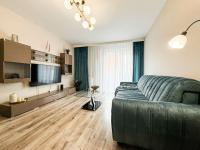 Stylish Apartment - Balcony, Church Views, Parking! Tram - Chambres d’hôtes Wrocław