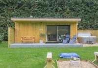 City to Country Retreat Luxury Lodges with Hot Tub, BBQ, Fire Pit - B&B