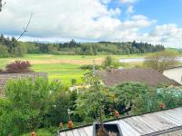 Panorama-Haus Ferienwohnung SÄNTIS - Schlafzimmer, Wohnzimmer, Küche, Bad, Sonnenterrasse mit Bergblick im Garten - B&B Wangen