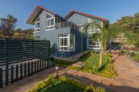 SaffronStays Caramelo - a private heated swimming pool villa with Jacuzzi nestled amidst beautiful landscaping and gardens in Lavasa - Chambres d'hôtes Lavasa