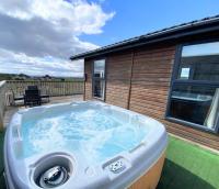 B&B Kelty - Benarty 11 with Private Hot Tub - Fife - Loch Leven - Lomond Hills - Pet Friendly - Bed and Breakfast Kelty