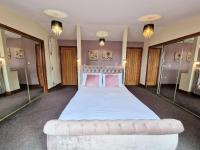 B&B Kelty - Torridon 1 with Private Hot Tub - Fife - Loch Leven - Lomond Hills- Pet Friendly - Bed and Breakfast Kelty