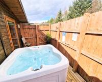 Ochil 10 with Private Hot Tub - Fife - Loch Leven - Lomond Hills - Chambres d'hôtes Kelty