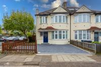 4 bed with parking and large private garden - B&B Finchley