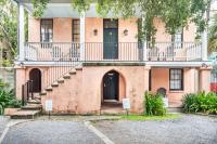 Unique & Charming 1 Bedroom One Block to King St - B&B