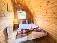 B&B Kelty - Pond View Pod 1 with Outdoor Hot Tub - Pet Friendly - Fife - Loch Leven - Lomond Hills - Bed and Breakfast Kelty