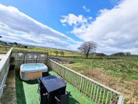 Torridon 12 with Private Hot Tub - Fife - Loch Leven - Lomond Hills - Chambres d'hôtes Kelty