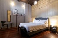 Heritage Series - Queen Room with Shared Bathroom