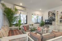Private cozy home - best location - free pickup - B&B