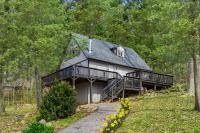 B&B Inwood - Hot Tub, Wraparound Deck, & WiFi at Chalet Cabin - Bed and Breakfast Inwood
