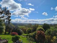 Stunning house, fenced garden, and outdoor dining! - B&B Hennock