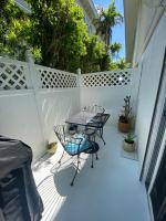 Closest Studio Suite to Vanderbilt Beach, new remodel, well appointed, BBQ, yard, very private plus many extras! - Bed and Breakfast