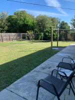 Cute home 8 minutes to beach! - B&B