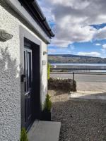 B&B Clynder - Lochside cottage with scenic terrace views, Argyll - Bed and Breakfast Clynder