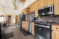 Spacious Dtwn Estes Park Loft Condo 4 Mi to RMNP - Ferienwohnung Estes Park