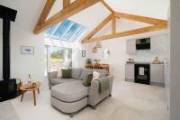 B&B Nancledra - Meadow View Barn, Rural St Ives, Cornwall. Brand New 2 Bedroom Idyllic Contemporary Cottage With Log Burner. - Bed and Breakfast Nancledra