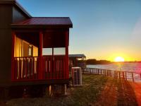 Lakefront Cottage with Hot Tub & Sunset Views - B&B Pittsburg