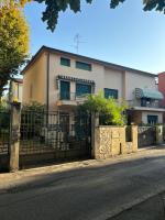 Villetta centro Imola 4 persone in matrimoniale, una piazza e mezzo e un singolo con parcheggio privato gratuito - B&B Imola