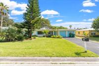 Beach House in Cocoa Beach - Steps to Beach - Game room - Backyard with Grill - Playground - Bed and Breakfast Cocoa Beach